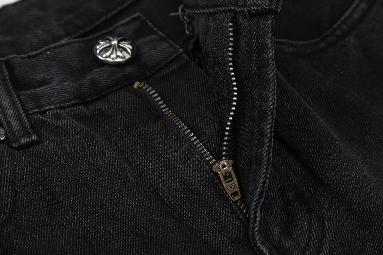 KE925#P180 The only correct leather label version on the market Chrome Hearts CH Cross embroidery distressed jeans Top ceiling quality 100% correct version The correct version is here!  Believe me this must be the best quality you will ever come across! ! Excellent value for money! !  Styles with different washes and textures are very friendly to people with thin legs and thick legs. The straight version is very flattering to the shape of the legs. The moderate length is timeless and easy to match. It is the basis of various styles and a must-have in the wardrobe! ! Add a little stacking to easily control the clean fit trend that has exploded this year. The fabric is stiff but also makes the upper body soft without losing texture. The sides and cuffs of some styles have a bone-wash effect. The vintage flavor pops up all at once. It’s really hard not to love it! ✅Correctly customize the Croxin metal leather label on the back panel. It is not sold directly with the cross on the finished jeans. 1:1 copying strives for excellence and the details are perfectly grasped. ✅The cross leather label is clear and smooth. Exquisite turning top craftsmanship. ✅Buttons, zippers and hardware are all customized versions of the Croxin LOGO. ✅High-cost washing process. Size: 28 30 32 34 36 (5 sizes)